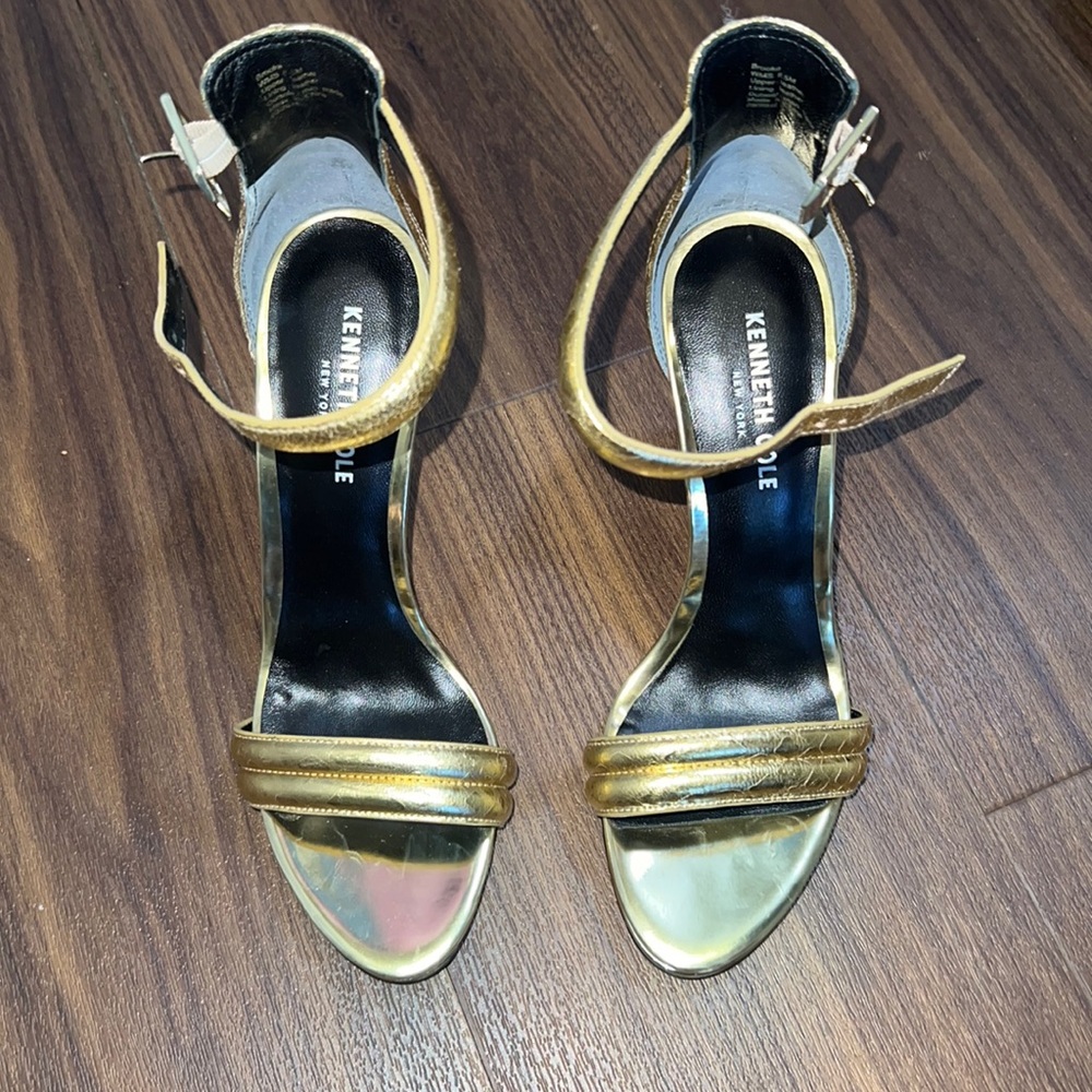 Beautiful Kenneth Cole gold heels